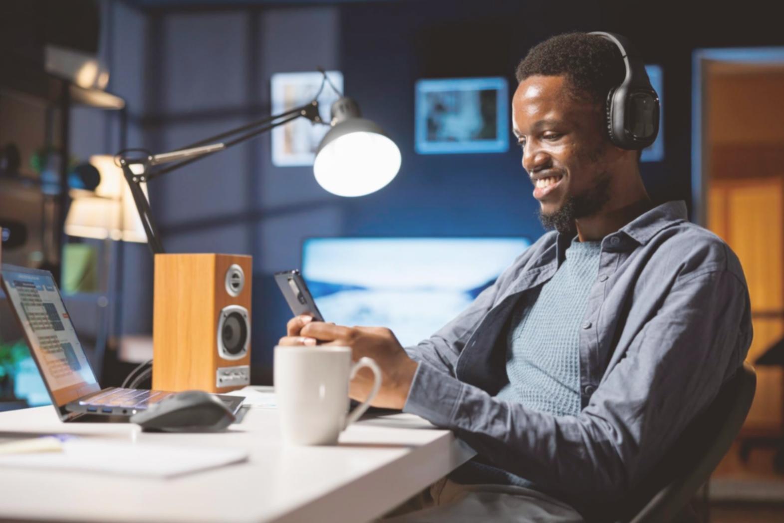 Profissional analisando relatórios financeiros e indicadores de liquidez