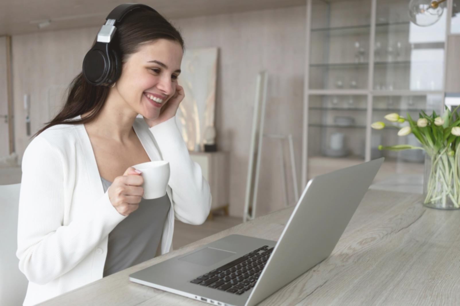 Espaço de trabalho com análises financeiras organizadas